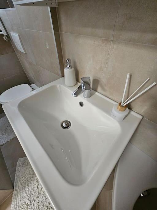 Affordable Suite In Vienna'S Hotpoint Exterior foto